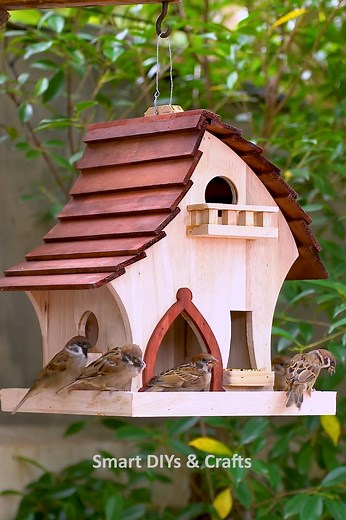 Build a DIY Adorable Bird House & Feeder That Birds Love! #DIYBirdHouse #BirdFeeder #CraftingWithKids #BirdWatching #GardenProjects #NatureLovers #HomeForBirds #EcoFriendlyCrafts #OutdoorFun #BirdLovers | Smart DIYs & Crafts