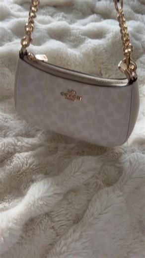 🤍 Elegant White Coach Bag ✨👜 A timeless luxury piece to elevate any outfit 🤍 ✨ Chic • Classy • Effortless style 👜 Perfect for everyday wear or special occasions 💲$290 TTD / $43 USD 🚚 Delivery available #coachbags #fyp #xyzbca #white #elegant