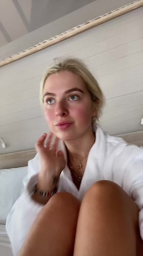 Exploring the Depth of Joni Mitchell's 'Help Me' Song