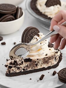 85K views · 1.1K reactions | No Bake Oreo Pie 不 Creamy and loaded with chocolate cookie crunch. This easy no bake dessert uses simple ingredients and chills quickly for a fast, crowd pleasing treat. Ingredients: 25 Oreo cookies wafers & filling 8 ounce cream cheese 2 cups whipped topping thawed 10 Oreo cookies chopped Recipe in the Coʍʍеոτ  | Recipes by banana | Facebook