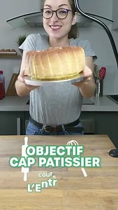 La voici, la vidéo n21 de révision au CAP Pâtissier avec cette recette de charlotte poire chocolat 🤤 Un très bon exercice pour se familiariser avec la pâte à bombe (des œufs battus avec un sirop) et la crème montée (de la crème liquide entière battue). On obtient alors une mousse au chocolat prévue pour aller dans un gâteau puisqu’elle se tient bien, tout en restant légère et aérée 👌🏼 C’était la première fois que j’en réalisais une, mais également la première fois que j’en dégustais une, et q