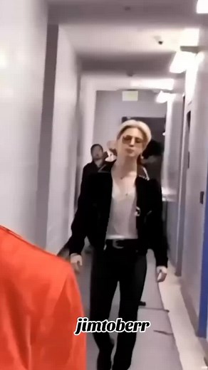 cuma JIMIN yg bisa muter balikan mic .tpi GK jatuh