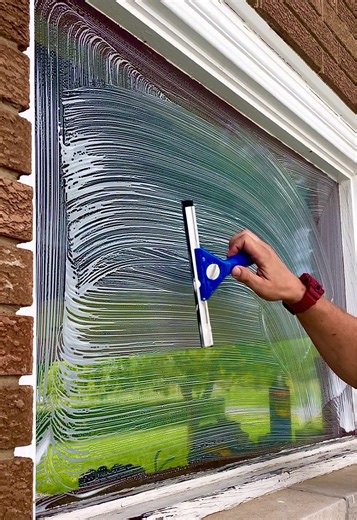 Glossy Finish Window Cleaning for Residential Homes