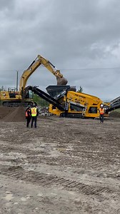 8.5K views · 77 reactions | Malgré la température, nous sommes plusieurs à la succursale Toromont Cat de Québec pour assister au lancement des nouveaux produits Anaconda et faire l’essai de nos deux gammes d’excavatrices Cat. | Toromont Cat - FR | Facebook