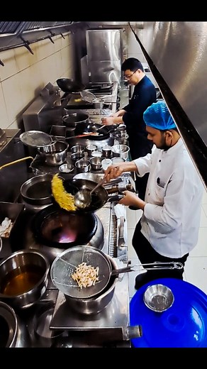 11K views · 1.5K reactions | #goodmorning #everyone Singapore noodles #cookingvideo #foodlovers #cookingtips #cookingparty #chinesefood #kitchenessentialsph #highlight | Sameer Chef | Facebook