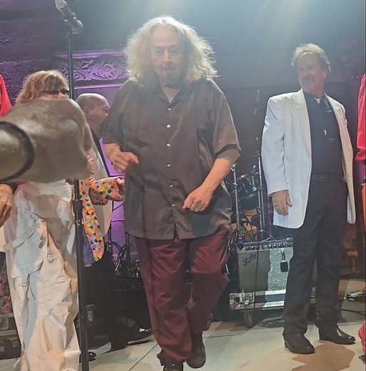 MARK VOLMAN FIST BUMP FINAL TOUR RIP THE TURTLES 2024