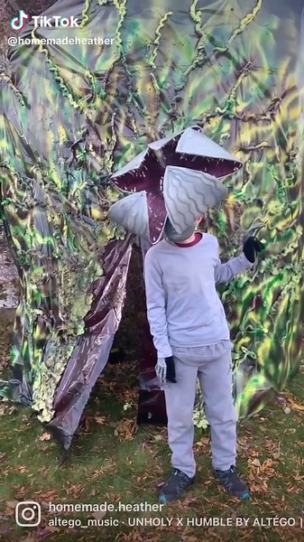 DIY Demogorgon Mask - full tutorial on the blog! #strangerthingscostume #demogorgonmask #demogorgoncostume #diystrangerthings #demogorgonmask