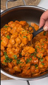 Nogle dage skal maden bare være nem og hvis der er noget jeg elsker, så er det pølser og kartofler😋 Ikke noget fancy eller perfekt. Bare comfort food, der rammer lige i hjertet🧡 Opskrift: til 4 personer Tid i alt: 45-60 min. Sværhedsgrad: Nem Ingredienser: 2 kg kartofler (skåret i grove tern) 8-10 pølser (skåret i mundrette stykker) 1/2 liter fløde (38% er bedst at bruge) 2 alm løg skåret i små tern 1 spsk paprika 2 spsk pure ( jeg bruger den fra Mutti) Lidt cayennepeber (kan undlades) Salt og