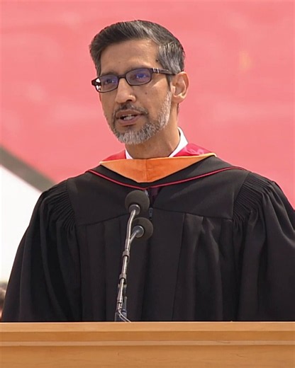 सुंदर पिचाई का वह भाषण, जिसकी दुनिया भर में चर्चा हैGoogle और Alphabet के CEO सुंदर पिचाई ने 14 जून 2026 को अमेरिका की प्रतिष्ठित Stanford University के 135वें Commencement Ceremony में जो भाषण दिया, वह दुनिया भर में चर्चा का विषय है। सुंदर पिचाई के लिए यह केवल किसी विश्वविद्यालय में दिया गया औपचारिक भाषण नहीं था; यह उस संस्थान में वापसी भी थी, जहाँ वे कभी चेन्नई से आए एक युवा International Student के रूप में पढ़े थे और जहाँ से उन्होंने 1995 में Materials Science and Engineering में Master’s Deg