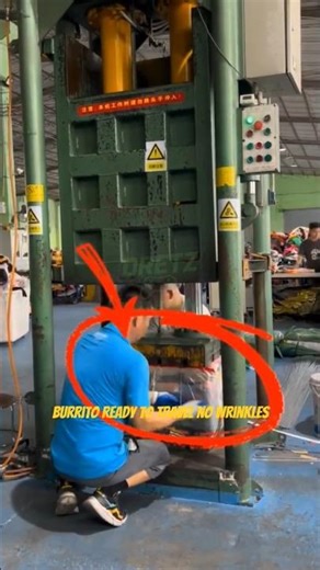 This Hoodie Packing Hack Blew My Mind 😳🔥 #TravelHack #PackingTips #LifeHacks