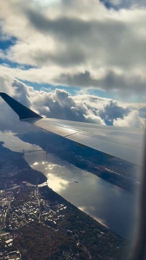 11K views · 5K reactions | New York - Flying over the Hudson River after departure from LGA on an Endeavor CRJ! LGA ✈ YYZ Delta Connection | CRJ-900LR (#N904XJ) #OrlandoJets #DeltaConnection #fblifestyle #crj #crj900 #lga #hudsonriver #takeoff #climbout #departure #engine #clouds | OrlandoJets | Facebook