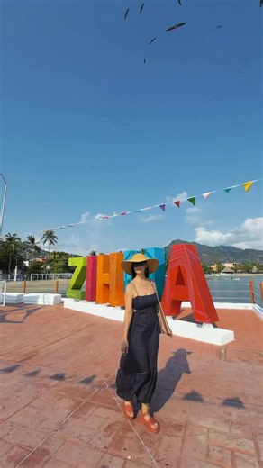 #CarasTravel Entre el sonido del mar y la brisa tropical, CARAS vivió la magia de #CarasTravel Ixtapa Zihuatanejo junto a @gadelagarza y @horaciopancheri Caminamos por el icónico Paseo del Pescador, rodeados de vistas que roban el aliento y atardeceres que se quedan para siempre. Un destino donde el mar pinta paisajes perfectos y cada rincón invita a detenerse y disfrutar. La experiencia se completa con su gastronomía en el restaurante Angustina, sabores frescos del mar, tradición y pasión que s