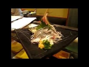 Lebendiges Sushi Essen Fisch Live fish served in Japanese sushi restaurant