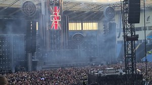 43K views · 3.8K reactions | Y en cambios chiquitos que generan más empatía con el público: La banda empezó a poner la bandera del país que visitan en la pantalla durante Music For The Royal Fireworks (o el intro pa los cuates). Lo empezaron a hacer desde su concierto en Aarhaus, pero paso desapercibido. El vídeo corresponde al concierto de Coventry, Reino Unido. Va a ser bonito ver la bandera de México con el logo de Rammstein subiendo en todo lo alto :') | Rammenstein95 | Facebook