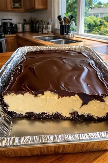 Chocolate Cream Pie Bars These rich, creamy Chocolate Cream Pie Bars from deesviral have a buttery crust, silky chocolate filling, and a fluffy whipped topping — easy to make and impossible to resist. Ingredients • 2 cups graham cracker crumbs • ½ cup unsalted butter, melted • ¼ cup granulated sugar • 1 (3.9 oz) box instant chocolate pudding mix • 2 cups cold milk • 1 cup whipped topping (plus more for topping) • Chocolate shavings or mini chips (optional) Directions Mix graham cracker crumbs, m