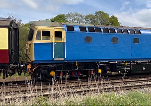 英国遗产铁路 class 33 牵引混编 旧客 mk1 通过