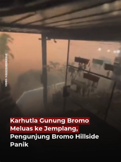Kebakaran hutan dan lahan (karhutla) di kawasan Gunung Bromo meluas hingga Pos Jemplang, Kabupaten Malang, Jawa Timur, Sabtu (12/9/2026). Kobaran api dilaporkan mendekati jalan penghubung Malang-Lumajang melalui Ranupane serta kawasan Bromo Hillside. Kondisi kafe masih aman, namun situasi tersebut membuat pengunjung dan pekerja panik hingga dilakukan evakuasi. Balai Besar Taman Nasional Bromo Tengger Semeru (TNBTS) menutup seluruh pintu masuk kawasan wisata Gunung Bromo untuk mengantisipasi risi