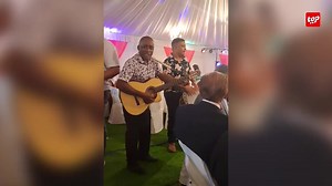 🔴 Les membres de l'orchestre ont surpris le Dr Navin Ramgoolam à sa table lors d'une réception chez la famille Pathak Ballgobin à MKS Hall, Caroline, sous l'air de « Moi mo ene ti créole ». Le leader du PTr ne s'est pas fait prier pour se mettre dans l'ambiance en compagnie d'autres invités, dont Ajay Gunness et Joy Beeharry. Le Dr Ramgoolam a aussi effectué le rituel du Kanyadaan pour la première fois. 🎶 VIDEO CREDIT : Ganessen Arekion Arekion | TOP FM Mauritius