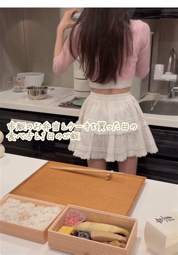 🍱市販のお弁当とケーキを買った日の食べ方と1日のご飯🍰 今日の夜ごはんは弁当とケーキを買いました🌙 お昼も食べているので弁当1つは食べなくても良さそう。なので取り分けていただくことにいたします。 大丸で買った銀だら西京やき弁当🐟今日食べる分をお皿に盛り付けます。 お弁当を2回に分けて食べる日はおかずの中でも痛みやすいものから選びます。 だし巻き卵や水分の多い野菜の煮物類がそうですね🥚 お魚は1/3を今日食べるように取り分けます。日持ちするおかずは例えば焼き魚は塩分もあり痛みにくく持ちが良いですね。味が濃く水分が抜けているもの。 肉ならハンバーグよりもステーキ系やベーコンなどの加工肉🍖カリッと火が通っているもので薄切りよりは塊のもの。唐揚げは衣がおかずで濡れていなければ痛みにくいですよ。 今日食べ切らない分もお皿に分けておきましょう。弁当の賞味期限は本日24時。私は明日食べ切りますが気になる場合は期限内に食べ切りましょう。 ケーキも買ってありますが明日に食べます🍰今日は試しにまるごと冷凍してみます。海外のサイトで見たデコレーションケーキのラップ方法を参考にしました。 朝にな