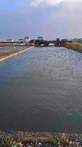 🌊 Communiqué – Tempête et organisation de notre travail En raison de la tempête Benjamin, notre équipe reste à terre pour assurer la sécurité de tous. Nous en profitons pour calibrer les huîtres que nous avons ramené de nos parcs. Nous espérons que la tempête n’occasionnera pas trop de dégâts sur nos parcs en mer. | EARL Huîtres Charrier