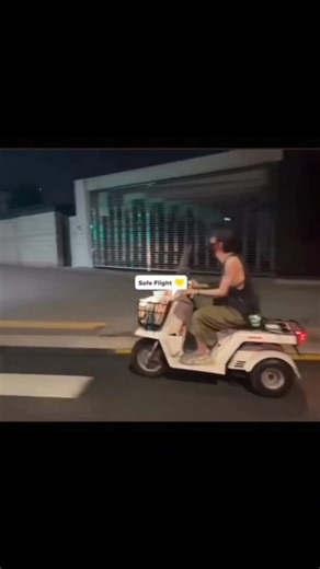 @gd_goat_yzy on Instagram: "深夜被粉丝偶遇的龙哥，不睡觉骑个车在市区晃荡的夜猫子 这个视频里他好像邻家哥哥一样普通亲切自然，不面对屏幕的七年里他生活得更自由一些 심야에 팬들에게 우연히 만난 지용오빠. 잠을 자지 않고 시내에서 자전거를 타고 헤매는 밤고양이예요. 이 영상에서 그는 마치 이웃 오빠처럼 보통이고 친근하며 자연스러워요. 화면 앞에 나오지 않은 7년 동안 그는 더 자유로운 생활을 했습니다. GD, who was unexpectedly encountered by fans late at night, is a night owl who rides a bike and wanders around the city without sleeping. In this video, he seems as ordinary, friendly and natural as a next-door elder brother. During the seven years when he wasn't in fron