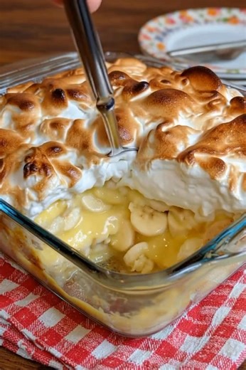 5.7K views · 55 reactions |  Old-Fashioned Banana Pudding Recipe 療 Ingredients 2 cups sugar (divided: 1½ cups for custard, ½ cup for meringue) ½ cup all-purpose flour Dash of salt 4 large eggs, separated 3 cups whole milk ¼ cup butter 2 tsp vanilla extract 1 box (11 oz) vanilla wafers Recipe in First Coʍmеոτ  | Simply Homemade Delights | Facebook
