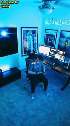 Is this the smoothest phone for doing two things at once? The @Samsung Galaxy Z Fold5’s MASSIVE screen lets me multitask so easily #sponsored #clashofclans #mobilegamer #zfold5