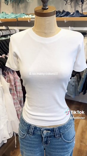 putting on a cotton tee, jeans and flip flops and calling it a masterpiece 🤭 online search code ⤵️ 100% cotton crew baby tee: 339-294-00276-600 #hollister #babytee #basics #cottontee #outfitessentials