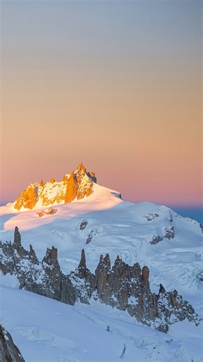 Le drame des Grandes Jorasses 😱 En 1971, deux alpinistes s’attaquent à l’une des faces les plus redoutées des Alpes. Pendant 13 jours, ils luttent contre le froid et l’épuisement pour tenter d’ouvrir une nouvelle voie. Serge Gousseault meurt d’épuisement. René Desmaison, lui, survit. 🍿 Le film “De l’ombre à la lumière” est disponible sur la plateforme de streaming Uptrack. 🎬 Réalisé par Seb Montaz Studio https://uptrackplus.com/programs/de-lombre-a-la-lumiere-film-mont-blanc #alpinisme #uptra