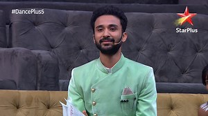 Shah Rukh Khan was impressed with this one thing about Raghav. And no, it was not his Chutkules! Click the video to find out. #DancePlus5, This Sat-Sun at 8pm only on StarPlus: http://bit.ly/DancePlus5 Shah Rukh Khan Remo D'souza Raghav Juyal Punit J. Pathak Dharmesh Sir Suresh Mukund -Kings United India karishma chavan | StarPlus