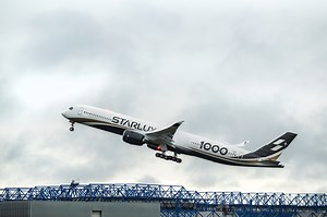 149K views · 4.4K reactions | スターラックス航空向けA350-1000初号機が、現地時間6日に初飛行しました 胴体に炭素繊維をイメージした「1000」ロゴを施し、台湾初のA350長胴型であることをアピールしています。デリバリーが待ち遠しいですね✨ #STARLUX #LuxuryBeyondHorizons #STARLUXAirlines #FlyWithTheSTAR | STARLUX Airlines | Facebook
