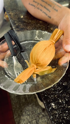 Ale Tavarone on Instagram: "SALTA, EN SILLA DE PANA Y SILLA DE LATA! 🍽️🔥 Nos vinimos a Salta a descubrir su gastronomía: en el Mercado Central, humitas, tamales y empanadas en banquetas. Luego, cruzamos a @complejoadobe y probamos una tabla para dos, empanadas salteñas y mucho más que es un viaje por Salta en un solo bocado. Para descansar, @delvinoboutiquehotel un hotel colonial que respira la esencia salteña. Esto es Salta, no tan linda como Córdoba, pero con un alma que la hace única. 🥘❤️ 