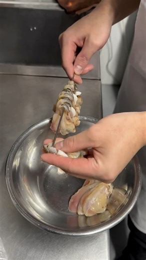 寿司リーマン on Instagram: "何年もかけてようやくたどり着いた逸品…大将こだわりの煮蛤ができるまで。 栃木県宇都宮市「すし割烹 蘭亭」 ⁡ 宇都宮駅からタクシーで約10分。 ⁡ 地元はもちろん、北関東や東京からも美食家たちが訪れる知る人ぞ知る名店。 @ranntei.sushi ⁡ 大阪や京都の日本料理店で修行を重ねた若き大将が、割烹テイストの上品なつまみと、砂糖不使用の赤酢シャリで江戸前寿司を織り交ぜて提供します。 ⁡ なんと言っても強みは、豊洲市場の最高級仲卸から仕入れる、ブランド食材の数々。 ⁡ おまかせは税込16,500円、22,000円、33,000円の3種類で、十四代を中心としたプレミアム日本酒のラインナップも凄いです。 ⁡ 北関東屈指の最高級なおまかせ体験を提供してくれる、隠れた名店です。 ⁡ ⁡ ★新時代の寿司店検索アプリ『SUMESHI』 ——————————————— @sumeshi_official 全国の寿司店を1500日以上食べ歩き続ける「寿司リーマン」が取材・記録した寿司店の中から、東京・大阪の厳選約150軒を掲載。 ⁡ プロフィール欄のUR