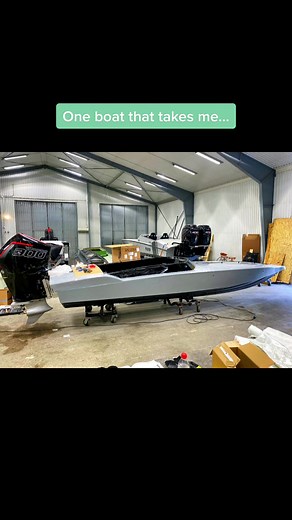 Speeding on the Water: Racing Boats at Full Throttle