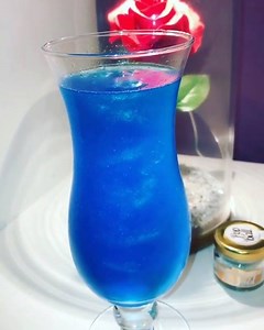 404 reactions · 52 shares | MAKE SPARKLY MERMAID COCKTAILS!✨ Blue Pearl Shimmer + vodka + lemonade + Blue Curaçao! Get your shimmer here: bit.ly/shimmerforgin Credit: instagram.com/raven_bxo/ | Popaball | Facebook