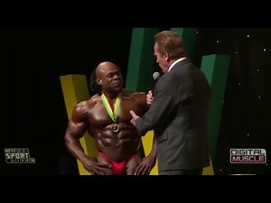 Arnold asks Kai for Vacuum Pose at Arnold Classic Australia