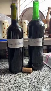 🍫 Licor de chocolate casero de la Nonna 🤎 🧪 Ingredientes: – 200 g de cacao amargo – 500 ml de alcohol etílico – 1 L 100 ml de agua – 600 g de azúcar (para el almíbar) 🧑‍🍳 Preparación: 1. En un tarro de plástico grande, mezclá el cacao y medio litro de alcohol. 2. Aparte, herví 1,1 L de agua. Cuando rompe hervor, agregá los 600 g de azúcar y cociná 5 min. 3. Dejá enfriar el Aníbal(la Nonna lo enfría con agua en la pileta, como se hacía antes). 4. Mezclalo con el preparado de cacao y alcohol.