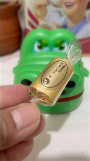 Angry crocodile eating candy chocolate #candychocolate #asmrsounds #satisfying #viralshort