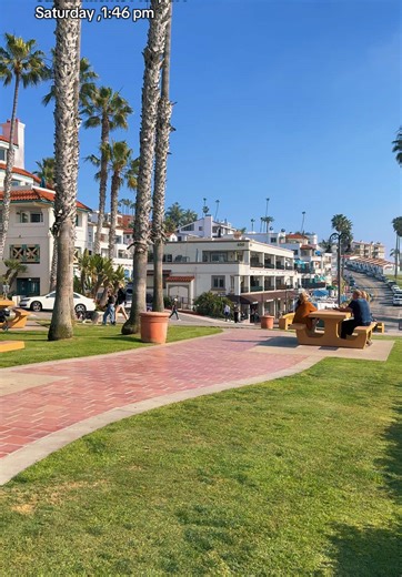 What’s your favorite coastal town in Cali? Let’s argue in the comments 👇 Orange County's most chill beach (sorry Laguna) 🌊 Honestly, San Clemente is so slept on. 🌊 The pier area is gorgeous but it doesn’t have that overly crowded, touristy feel like other spots in OC. Grabbed an iced coffee and just watched the surfers for a bit. The vibes here are unmatched. #SoCal #SanClementePier #California #OrangeCounty #ocean