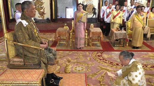 New Thai King formally ascends to the throne