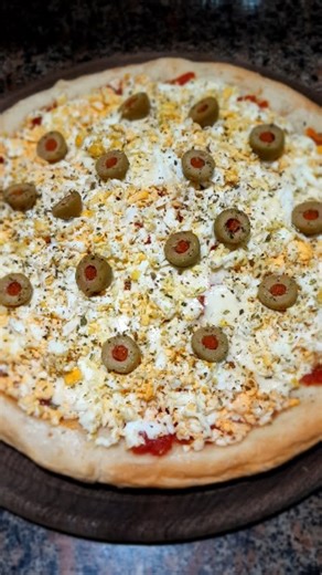 Esther Bravo - Recetas on Instagram: "Dia Internacional de la Pizza ❤️🍕 En su día, a ella, le declaro mi amor 🫶 Hoy preparo una masa de "Largo fermentado". Uso menos levadura y lentamente en frio, la masa logra leudar al doble de su volumen. Guardate la receta y compartila 😉 Ingredientes: Esponja: Harina 0000 100 gs Levadura fresca 25 gs Azucar 1 cucharada Agua tibia 100 cc Masa: Harina 0000 900 gs Esponja Agua tibia 540 cc Aceite de oliva 3 cucharadas Sal 1 cucharadita Esta masa de pizza req
