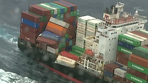 Frachtschiff verliert 83 Container