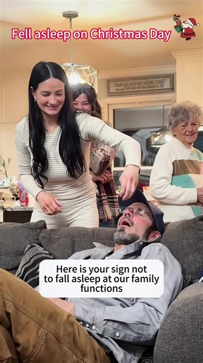 Don’t fall asleep at family christmas 😂🎅🏼#christmas #familychristmas #christmasparty #prank #prankvideo