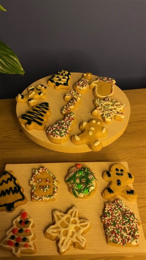 Trendyol on Instagram: "Nefis mi nefis bi' yılbaşı kurabiyesi yapıyoruz🍪Malzemelerin linki hikayelerde ve Aralık öne çıkarılanlarda🧡#işbirliği Kurabiyelerin tarifi: Yılbaşı Klasiği Gingerbread Kurabiye 🍪🎄 125 g oda sıcaklığında tereyağı, 100 g toz şeker, 1 yumurta, 2 yemek kaşığı pekmez ve yarım çay bardağı sıvı yağ karıştırılır. Ardından 350–380 g un eklenir. Hamuru yaptığım aşamada tarçın, muskat, zencefil ve gingerbread baharat karışımını ekledim. Hamur ele yapışmayan kıvama gelince streç