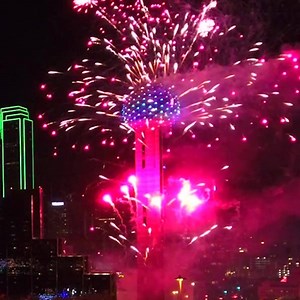 563K views · 10K reactions | This New Year's Eve I've got that Central Time Zone sparkle! Watch me ring in 2018 LIVE on my Facebook page as the clock strikes 12. -The Ball #ATTStreamingLights #LoneStarNYE | Reunion Tower | Facebook