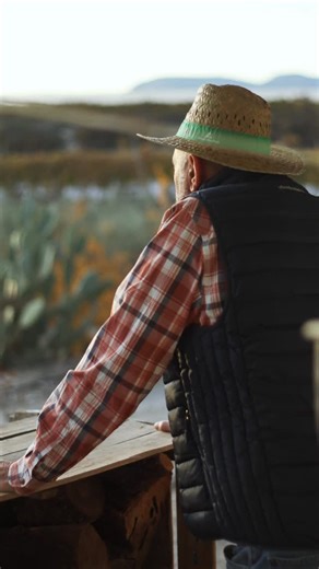 Atlántica Agrícola on Instagram: "En Atlántica Agrícola entendemos estas fechas como un momento para agradecer. 🌱 Hay manos que llevan generaciones cuidando la tierra. Y otras que han llegado para seguir haciéndolo, a su manera, con nuevas preguntas, nuevas palabras y el mismo respeto. Gracias a quienes cuidan el campo incluso cuando no descansa, cuando el día se alarga y cuando el tiempo aprieta. Para quienes aprendieron a escuchar la tierra… y para quienes están aprendiendo ahora. 🤍 Felices 