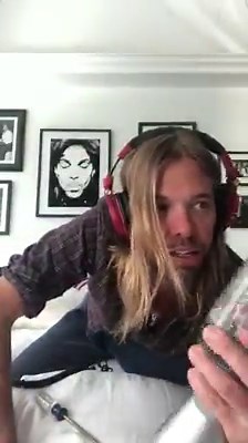 We've seen some of you asking what the lava lamp in 'Times Like These' sounded like. Well, here it is... 🥁 Now listen/download, again: https://smarturl.it/StayHomeLiveLounge Proceeds will go to charities supporting the vulnerable during the COVID-19 crisis. Find out how to download and donate here: https://smarturl.it/BBC1StayHome | Foo Fighters