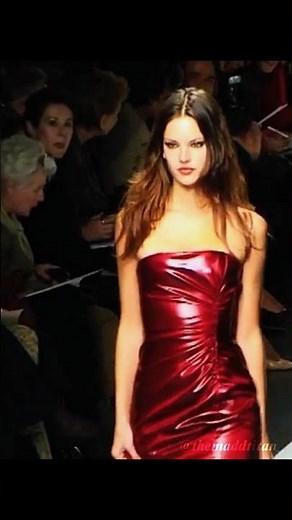 18 years old Alessandra Ambrosio for Oscar de la Renta fall 2000 #runway #supermodel #shorts
