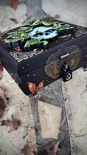 💀 Medusa Skull Hidden Key Box ✨️ Available March 16th at 3pm CST 7X7X3 $200 I decided to make this after I had a q&a thing in my stories the other day. Someone asked if I've made a Medusa or siren one yet. I said no, I don't do well with human faces or figures 😂 then my friend @shinycraft2013 encouraged me, I said maybe a skull one though 😂💀 So thank you to that new follower here for the inspiration (I'm sorry I don't remember who! 😬) and @shinycraft2013 for the encouragement 😂💜 cause I'm