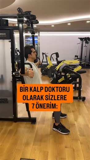 Detoks | Kronik Hastalıkta Arınma on Instagram: "🫀 Bir kalp doktoru olarak, sağlıklı ve uzun bir ömür için yaşam tarzınızda değiştirmeniz gereken temel unsurları 7 maddede özetledim: 🥩 İşlenmiş Et Tüketmeyin Salam, sosis, sucuk gibi ürünler yüksek sodyum ve katkı maddeleri içerir; damar yapısını bozar ve kalp hastalığı riskini artırır. 🥤 Kola ve Enerji İçeceklerinden Uzak Durun Yüksek şeker ve kafein yükü; kalp ritmini bozar, tansiyonu yükseltir. 🧪 Metabolik Değerlerinizi Koruyun Trigliserid